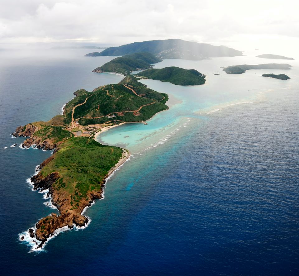 Veľkolepý výhľad na Britské Panenské ostrovy, ktoré sú známe ako hlavné mesto jachtingu. 
