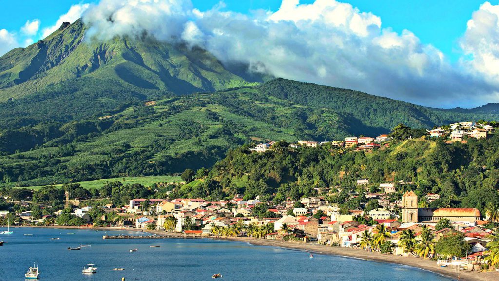 Vulkanická hora Mont Pelée dominuje Martiniku, francúzskemu ostrovu na hranici karibských a atlantických vôd.